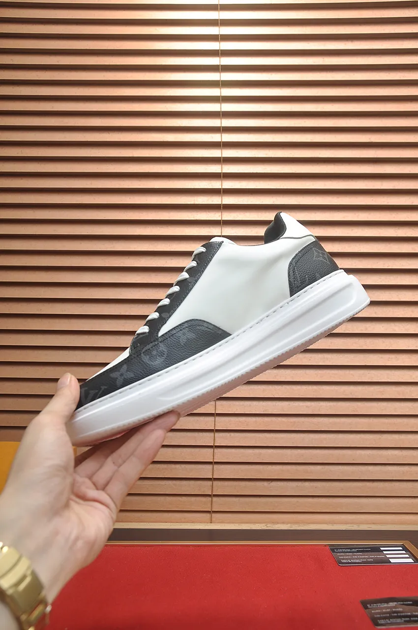 Men's men's shoes 💰640💶Original development, quality shipping, welcome to compare - LV sneaker series sports shoes introduce the loose silhouette of the ready-to-wear series into the spring and summer men's wear shows and make an eye-catching appearance. The cow leather upper is combined with rough fabric laces, and colorful beading highlights the brand's classic elements. LV letters mark the tongue and Monogram floral outsole. Mixed materials Made of top-grain cowhide, thick shoelace design, large Monogram print on the side, mesh lining and cotton feet, the comfort is as extreme as ever, premium heritage, quality first, worth owning! Size: Men’s 38-45 (45 is custom-made and cannot be returned or exchanged)
